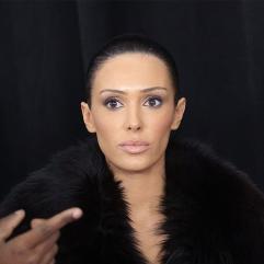 Б’янка Цензорі влаштувала артшоу в Сеулі, випікаючи торт у латексному боді