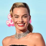 Марго Роббі вразила розкішною чорною сукнею на благодійному галавечорі