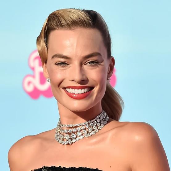 Марго Роббі вразила розкішною чорною сукнею на благодійному галавечорі