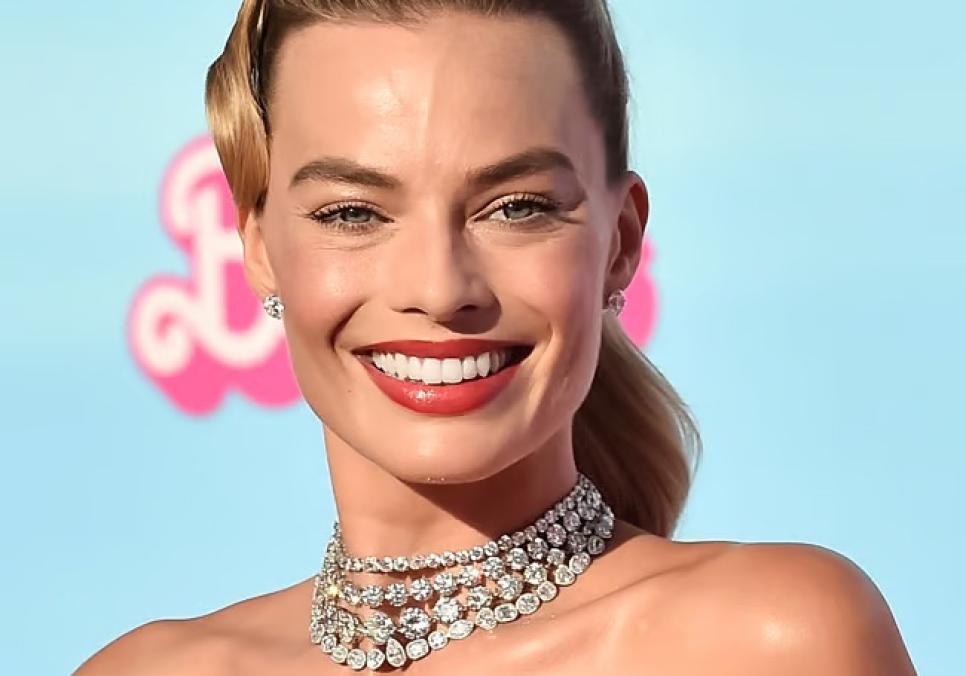 Марго Роббі вразила розкішною чорною сукнею на благодійному галавечорі