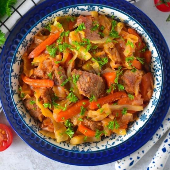 Рецепти:   Смачна ароматна тушкована капуста з телятиною