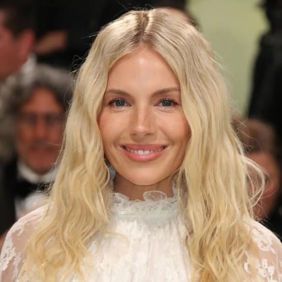 Сієнна Міллер: акторка приголомшила вишуканою сукнею Givenchy, оголосивши про нову вагітність у 43 роки