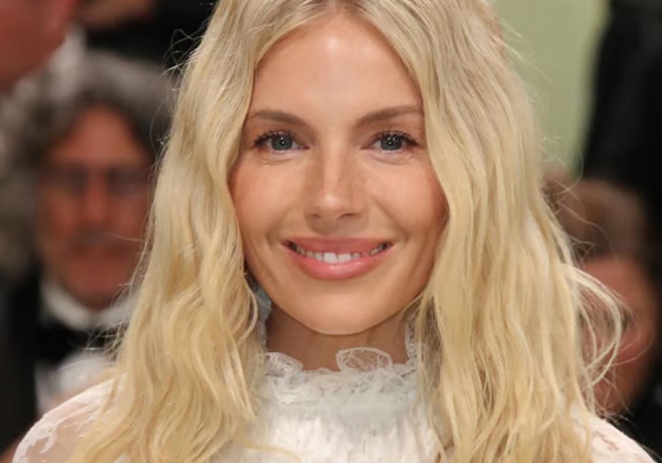 Сієнна Міллер: акторка приголомшила вишуканою сукнею Givenchy, оголосивши про нову вагітність у 43 роки