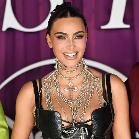 Кім Кардаш'ян приголомшила елегантним різдвяним образом на вечірці SKIMS