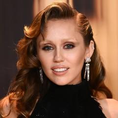 Майлі Сайрус вразила образом Alexander McQueen у новому кліпі до фільму «Аватар»