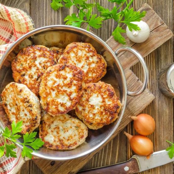 Рецепти:  Смачні домашні котлети з помідорами і сиром