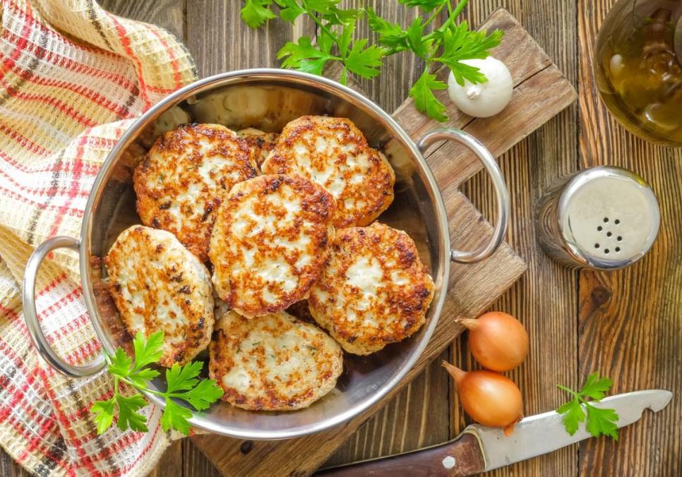 Рецепти:  Смачні домашні котлети з помідорами і сиром