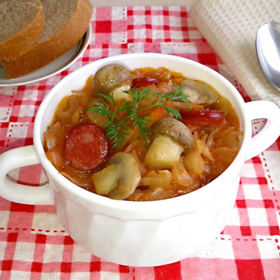 Рецепти:  Смачний апетитний бігус із мисливськими ковбасками та грибами