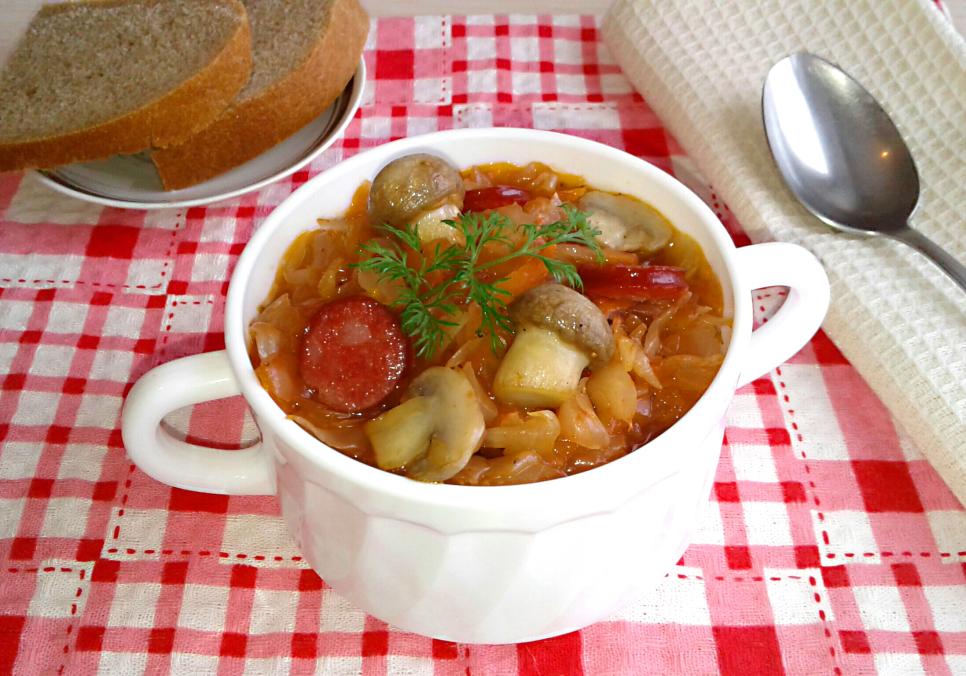 Рецепти:  Смачний апетитний бігус із мисливськими ковбасками та грибами