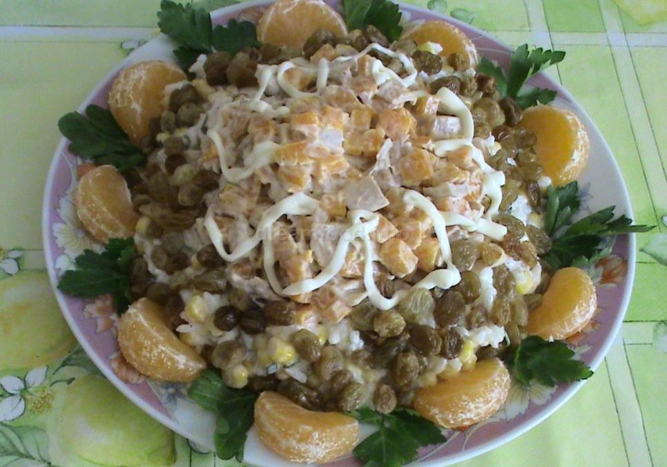 Смачний салат із курки з мандаринами та горіхами