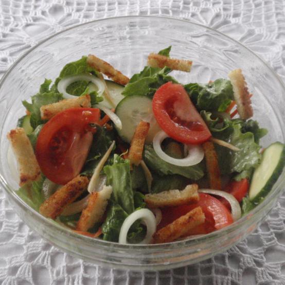 Смачний салат з грінками «Магія смаку»