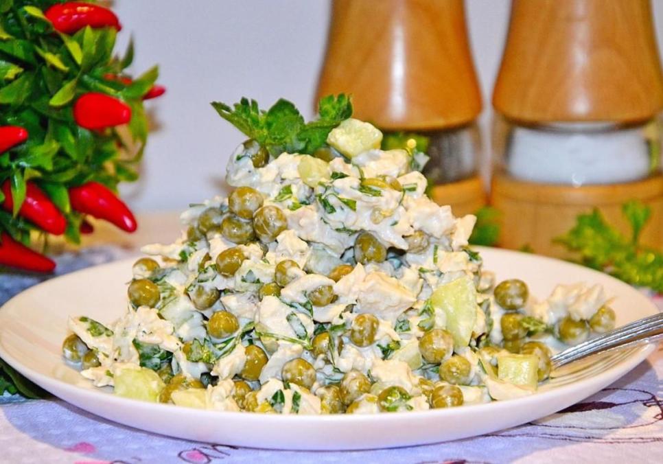 Смачний салат із курки з сиром і грибами