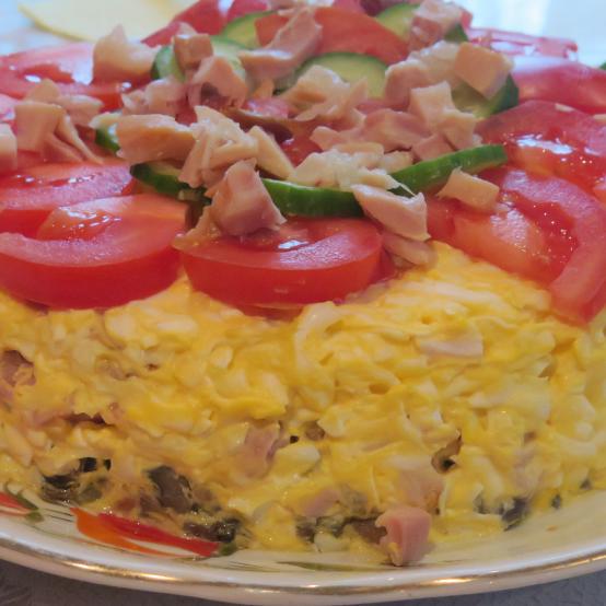 Рецепти:  Смачний ситний салат з копченою куркою і печерицями