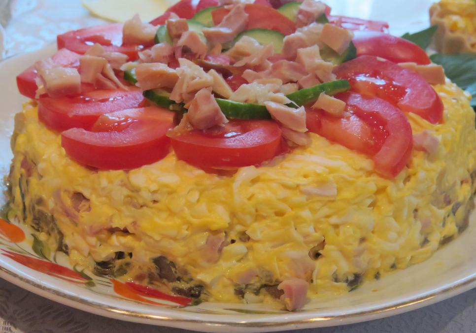 Рецепти:  Смачний ситний салат з копченою куркою і печерицями