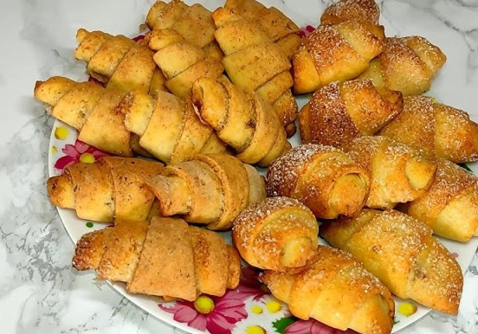 Рецепти: Смачні крихкі солодкі рогалики з яблуком Рецепти: Смачні крихкі солодкі рогалики з яблуком