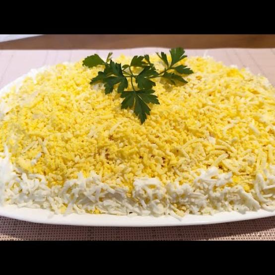 Рецепти: Смачний пошаровий салат із курячою печінкою Рецепти: Смачний пошаровий салат із курячою печінкою