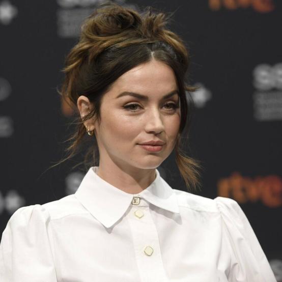 Ана де Армас засліпила фіолетовою сукнею на промо-кампанії «Балерини»