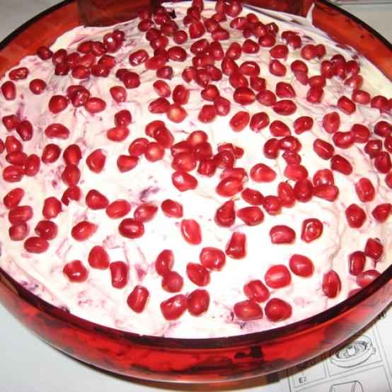 Рецепти:  Смачний ситний м’ясний салат із гранатом