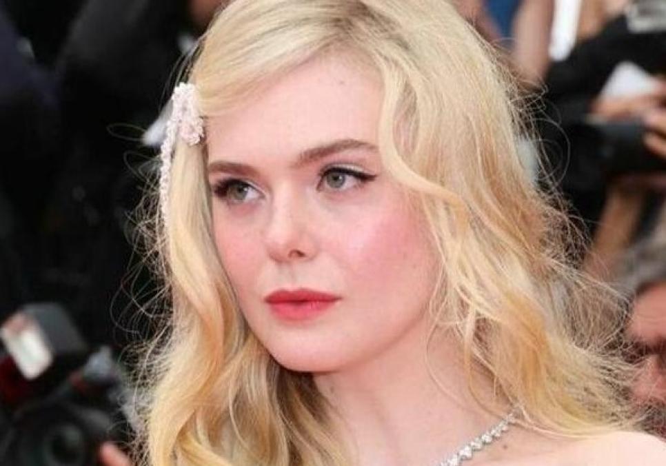 Ель Фаннінг підкорила червону доріжку SAG Awards у чорній сукні Ель Фаннінг підкорила червону доріжку SAG Awards у чорній сукні