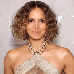 Голлі Беррі кидає виклик ейджизму в Голлівуді та знімається у прозорих сукнях для глянцю на порозі 60-річчя