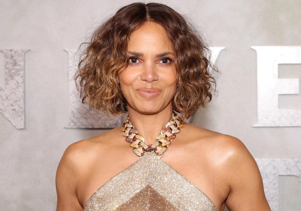 Голлі Беррі кидає виклик ейджизму в Голлівуді та знімається у прозорих сукнях для глянцю на порозі 60-річчя