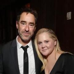 Емі Шумер змінила «куточок для плачу» на яскравий відпочинок в океані після розлучення