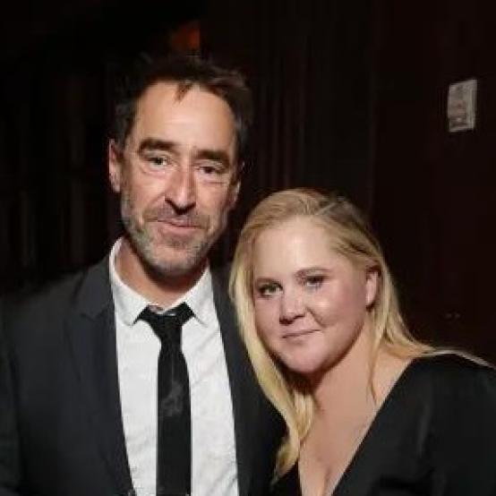 Емі Шумер змінила «куточок для плачу» на яскравий відпочинок в океані після розлучення