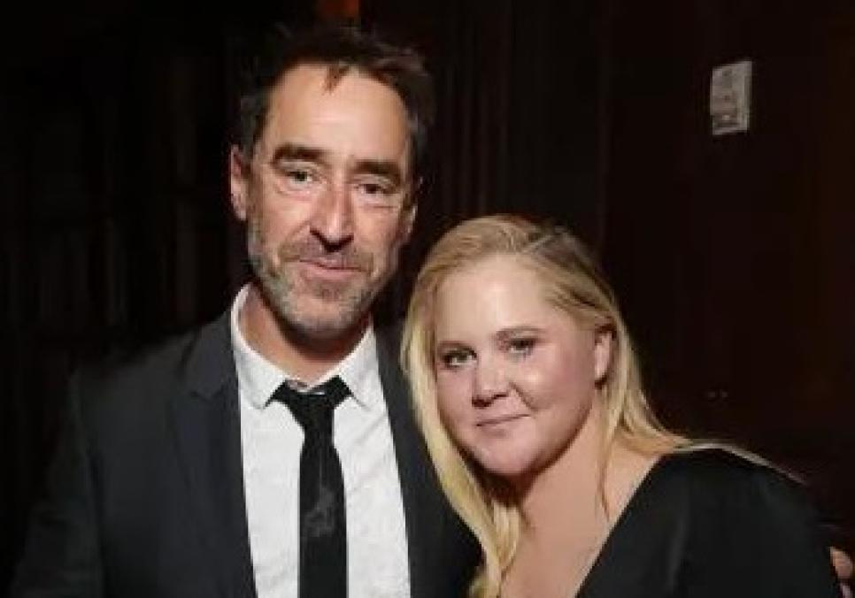 Емі Шумер змінила «куточок для плачу» на яскравий відпочинок в океані після розлучення