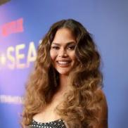 Кріссі Тейген вразила фанатів повністю прозорою сукнею на фіналі шоу від Netflix