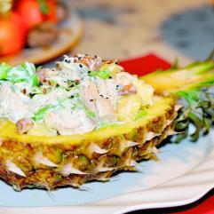 Рецепти:   Смачний цікавий салатик з  курятиною в ананасі