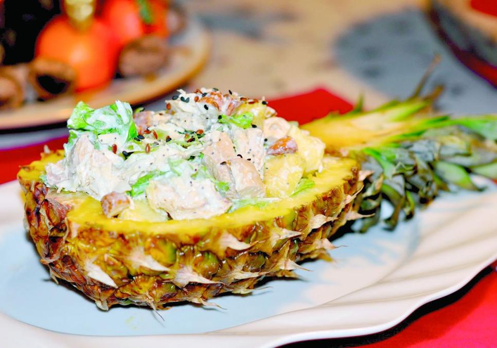 Рецепти:   Смачний цікавий салатик з  курятиною в ананасі