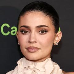 Кайлі Дженнер обурила мережу появою у новому кліпі з цигаркою