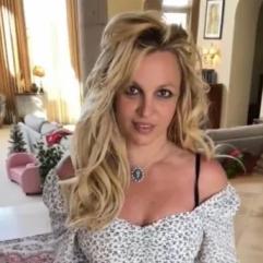 Брітні Спірс приголомшила фанатів новим танцювальним відео з конфузом у гардеробі