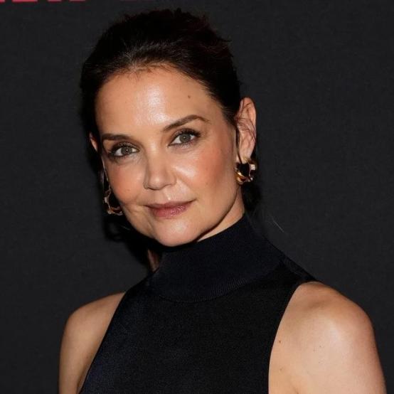 Кеті Голмс вийшла на сцену через кілька годин після смерті Джеймса Ван Дер Біка