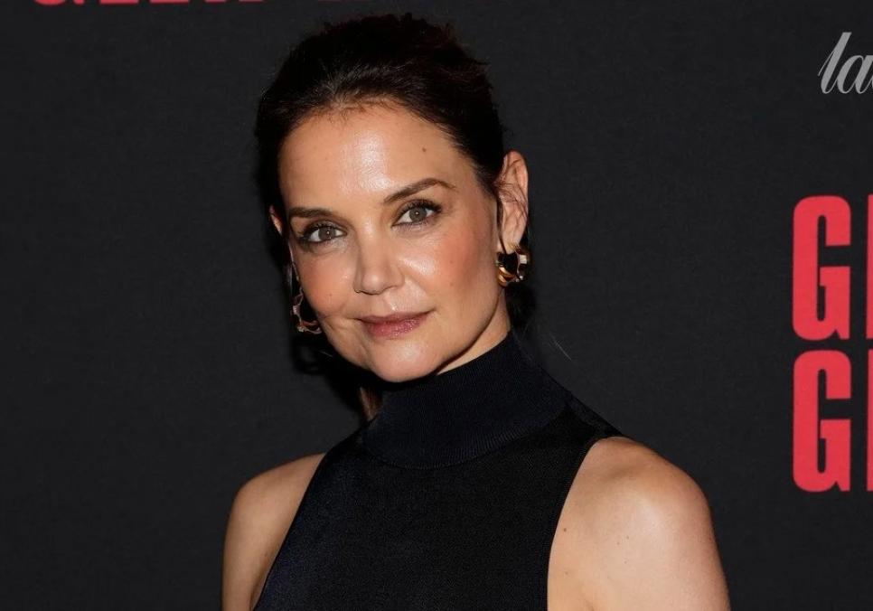 Кеті Голмс вийшла на сцену через кілька годин після смерті Джеймса Ван Дер Біка