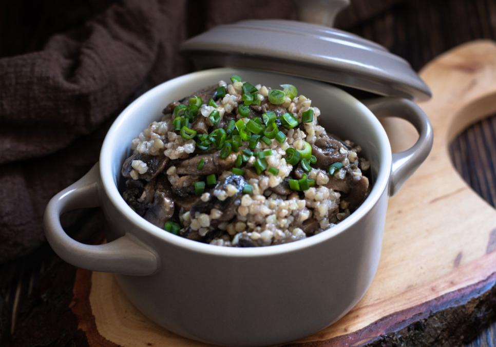 Рецепти:  Смачна ароматна гречана каша з білими грибами і м’ясом