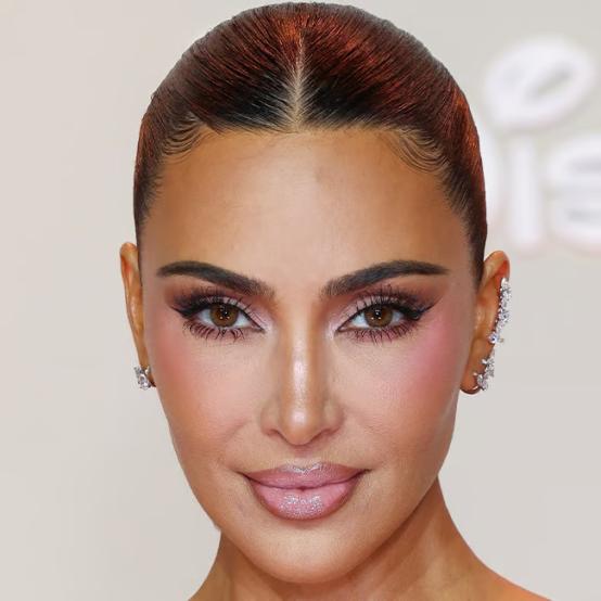 Кім Кардаш'ян звинуватили у надмірному використанні фотошопу для обкладинки журналу