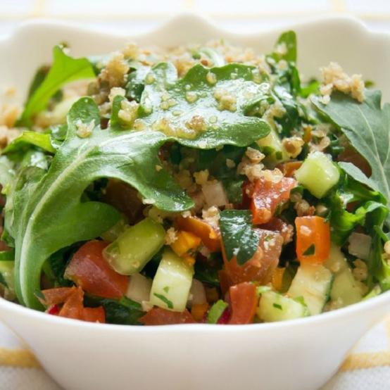 Рецепти:   Смачний пікантний салат з динею та карамелізованими горіхами