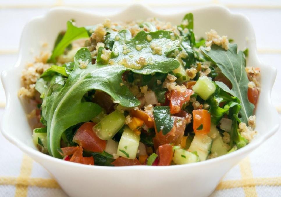 Рецепти:   Смачний пікантний салат з динею та карамелізованими горіхами