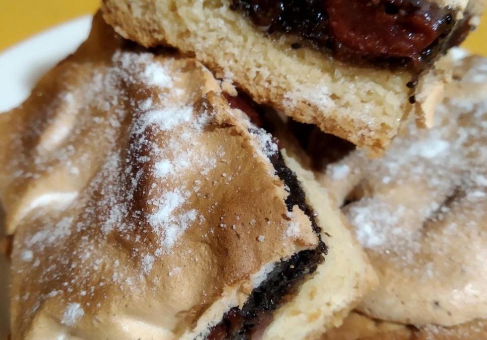 Рецепти:   Смачний ароматний пиріг з маком і вишнями