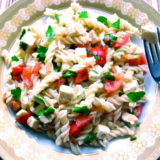 Рецепти:  Смачний домашній ситний салат із макаронами та бринзою