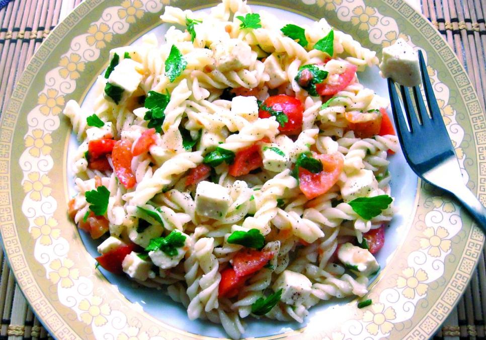 Рецепти:  Смачний домашній ситний салат із макаронами та бринзою