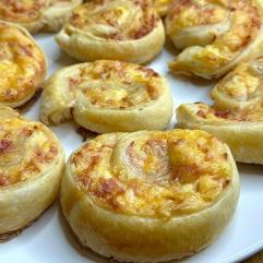 Рецепти:  Смачні апетитні рулетики з ковбасою та твердим сиром, запечені у духовці