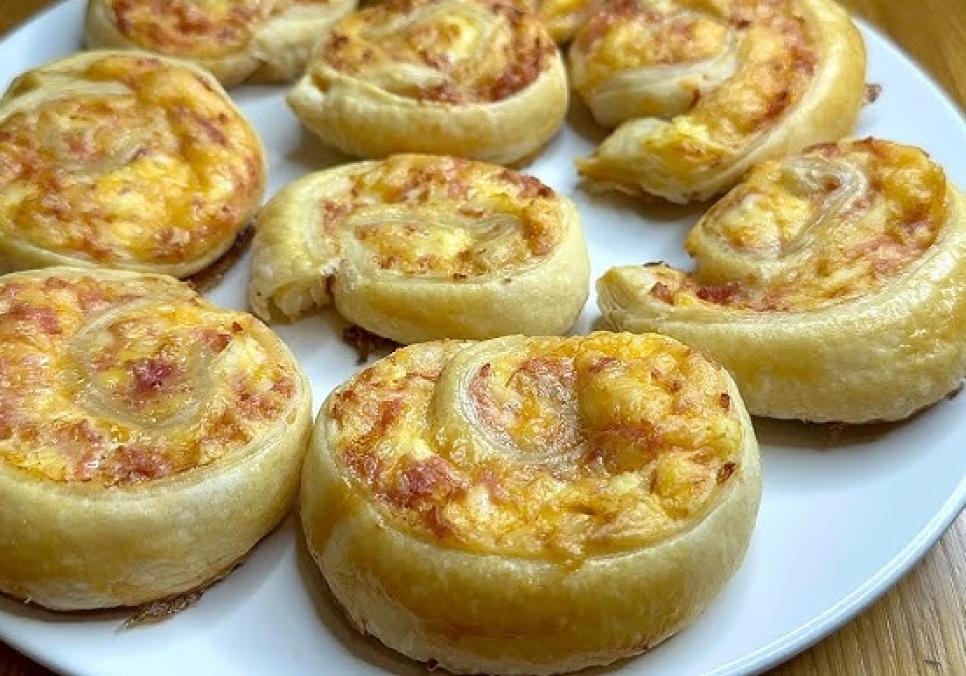 Рецепти:  Смачні апетитні рулетики з ковбасою та твердим сиром, запечені у духовці