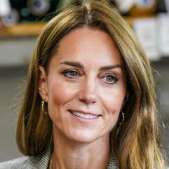 Кейт Міддлтон підкорила Уельс яскравим помаранчевим пальтом із вінтажної вовни