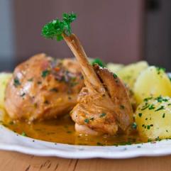 Рецепти:  Смачний ароматний пікантний кролик з грибами в білому вині