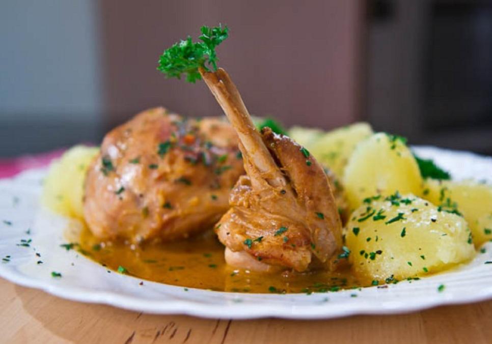 Рецепти:  Смачний ароматний пікантний кролик з грибами в білому вині