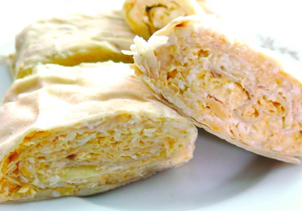 Рецепти:  Смачний домашній рулет з лаваша із сиром і яйцем