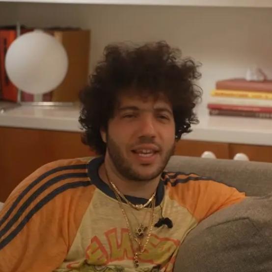 Бенні Бланко обурив шанувальників Селени Гомес брудними ногами та дивною поведінкою