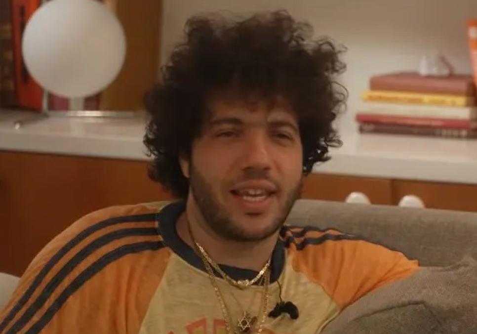 Бенні Бланко обурив шанувальників Селени Гомес брудними ногами та дивною поведінкою